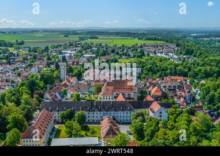 Soleggiata giornata primaverile su Landsberg nella valle di Lech nell'alta Baviera occidentale Foto Stock