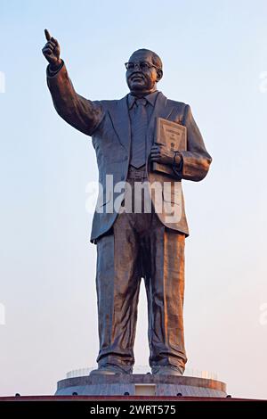 Statua del dottor B R Ambedkar vicino a Hussain Sagar, Hyderabad, India. Foto Stock