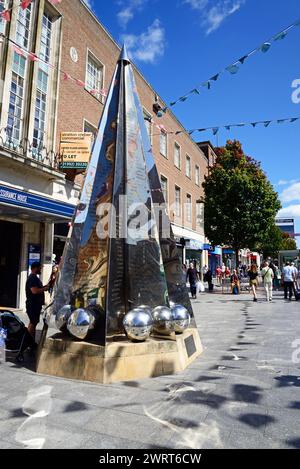 Vista della scultura Exeter Riddle lungo High Street nel centro della città, Exeter, Devon, Regno Unito, Europa. Foto Stock