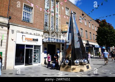 Vista della scultura Exeter Riddle lungo High Street nel centro della città, Exeter, Devon, Regno Unito, Europa. Foto Stock