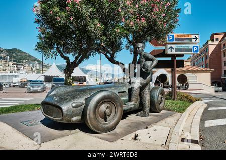 Monaco, Monte Carlo - 09 19 2021: Statua del pilota di Formula 1 Juan Manuel Fangio e della sua Mercedes a Monte Carlo Monaco Foto Stock