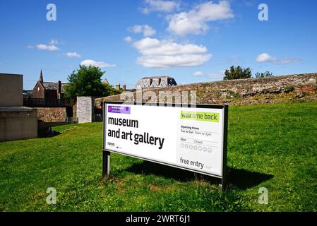 Segui le indicazioni per l'Exeter City Council Royal Albert Memorial Museum and Art Gallery con le mura romane sul retro, Exeter, Devon, Regno Unito, Europa. Foto Stock