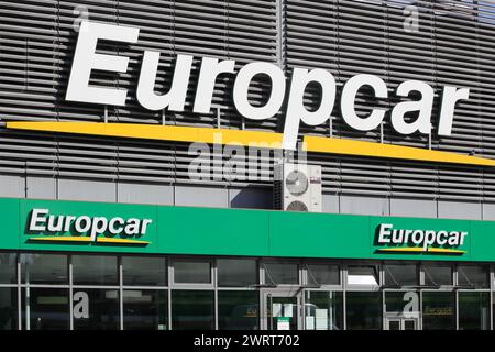 Berlino, Germania - 12 luglio 2020: Agenzia Europcar. Europcar è una società di autonoleggio francese fondata nel 1949 a Parigi Foto Stock