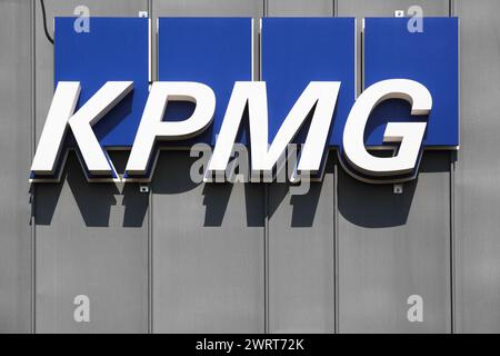 Kolding, Danimarca - 16 agosto 2020: Logo KPMG su una facciata. KPMG è una delle più grandi società di servizi professionali al mondo Foto Stock
