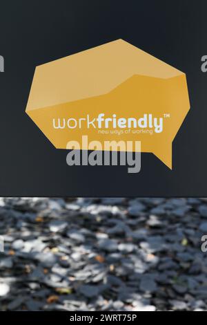Meylan, Francia - 15 giugno 2019: Logo Workfriendly su un cartello. Studiate, progettate e create ambienti di lavoro fisici e digitali Foto Stock