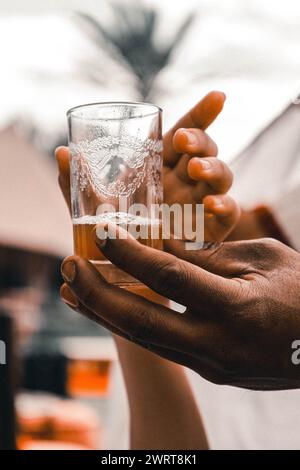 Tradizionale tè alla menta marocchino servito in un ristorante a Marrakech - Marocco Foto Stock