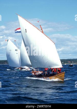Il Caledonia Yawl GJOA, progettato da Iain Oughtred, partecipa al raid dell'arcipelago Blekinge, Svezia Foto Stock