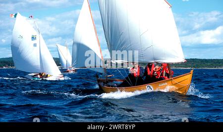 Il Caledonia Yawl GJOA, progettato da Iain Oughtred, partecipa al raid dell'arcipelago Blekinge, Svezia Foto Stock