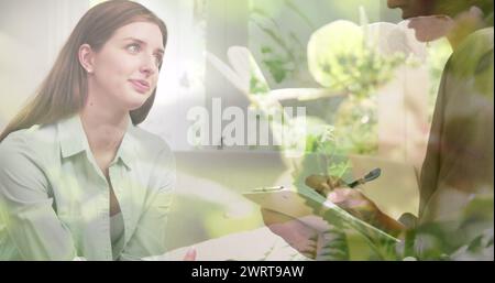 Immagine di piante sopra donna caucasica consulente psicologa Foto Stock