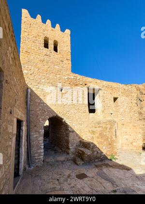 L'antica Dar al-Baraka, o Casa delle benedizioni, un granaio fortificato nel villaggio berbero abbandonato in cima alla collina di Zriba El alia (Zriba Olia) Foto Stock