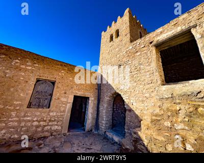 L'antica Dar al-Baraka, o Casa delle benedizioni, un granaio fortificato nel villaggio berbero abbandonato in cima alla collina di Zriba El alia (Zriba Olia) Foto Stock