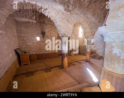 L'interno dell'antica Dar al-Baraka, o Casa delle benedizioni, un granaio fortificato nel villaggio berbero abbandonato in cima alla collina chiamato Zriba E. Foto Stock