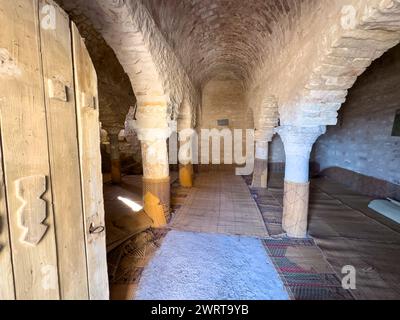 L'interno dell'antica Dar al-Baraka, o Casa delle benedizioni, un granaio fortificato nel villaggio berbero abbandonato in cima alla collina chiamato Zriba E. Foto Stock