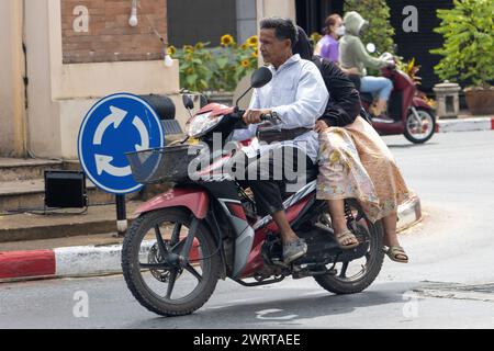 BETONG, THAILANDIA, 02 Mar 2024, Un paio di abiti tradizionali in moto Foto Stock