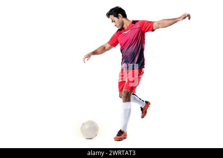 Giocatore di calcio professionista in uniforme da allenamento rossa posa su uno sfondo bianco concetto di calcio stile di vita attivo e sano Foto Stock