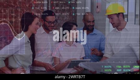 Immagine di grafici e banchi di negoziazione su diversi ingegneri che spiegano il progetto ai colleghi Foto Stock