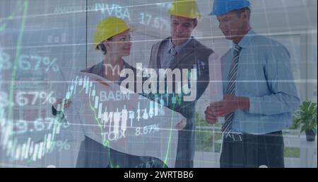 Immagine di grafici e trading board su diversi ingegneri che discutono del progetto in ufficio Foto Stock
