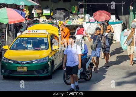 SAMUT PRAKAN, THAILANDIA, DEC 07 2023, Provoz na okraji trhu Foto Stock