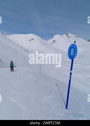 Sciatore su facile pista blu, Montgenevre, Alpi francesi Foto Stock