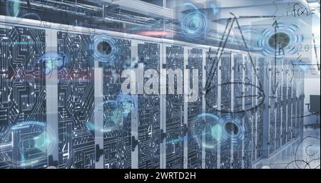 Immagine di equazioni matematiche e di più scanner rotondi rispetto alla sala server del computer Foto Stock