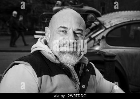 Fotografia di © Jamie Callister. VW Hot Rod convertito e il suo orgoglioso proprietario, Mark del Wirral Merseyside, sono orgogliosi di essere in mostra a Chester, in Inghilterra. Foto Stock