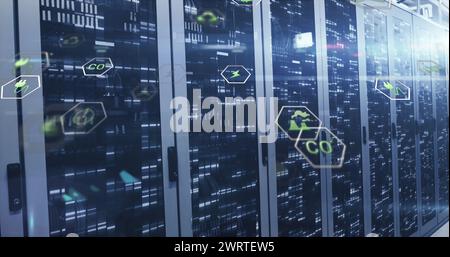 Immagine di più icone con lenti che si illuminano sulle barre dei rack dei server di dati nella sala server Foto Stock