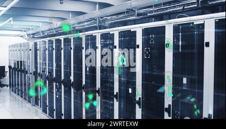 Immagine di più icone, mirini con lenti che si illuminano sulla sala server dati Foto Stock