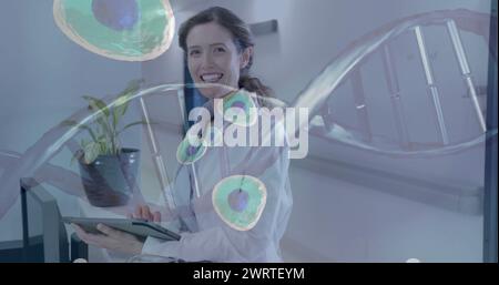 Immagine del filamento di dna e del trattamento dei dati su una dottoressa caucasica Foto Stock