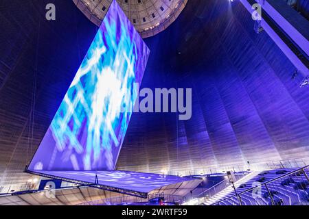 Oberhausen, Germania. 14 marzo 2024. Uno schermo di proiezione alto 40 metri nell'anfiteatro della mostra "Planet Ocean". Dal 15 marzo al 30 dicembre 2024, il Gasometer Oberhausen mostrerà la mostra sull'affascinante bellezza degli oceani del mondo e sulle diverse forme di vita di questo complesso ecosistema. Crediti: Christoph Reichwein/dpa/Alamy Live News Foto Stock