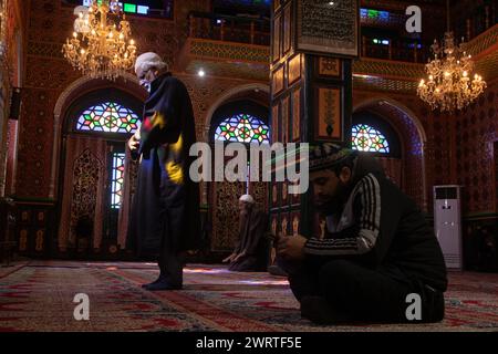 14 marzo 2024, Srinagar, Kashmir, India: I musulmani del Kashmir pregano all'interno di un santuario il terzo giorno del mese islamico del Ramadan a Srinagar. Il Ramadan è il nono mese del calendario islamico e ha un significato speciale nell'Islam. I musulmani credono che durante questo mese, i primi versi del Corano, il libro sacro dell'Islam, siano stati rivelati al profeta Maometto. (Credit Image: © Adil Abbas/ZUMA Press Wire) SOLO PER USO EDITORIALE! Non per USO commerciale! Foto Stock