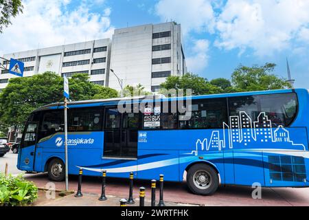 Jakarta, Indonesia - 03.05.2024: Autobus TransJakarta nel centro di Giacarta, Indonesia. TransJakarta è un sistema di trasporto pubblico nella capitale dell'Indonesia Foto Stock