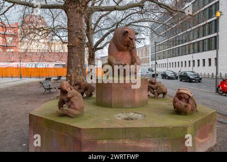 Berlino, Germania - 16 dicembre 2021: Baerenbrunnen, la Fontana dell'Orso nel quartiere Mitte di Berlino, Germania. Foto Stock