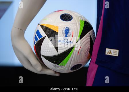 14 marzo 2024, Assia, Francoforte sul meno: Il pallone ufficiale per il prossimo Campionato europeo di calcio 2024 (UEFA EURO 2024) può essere visto presso il campus DFB. L'allenatore tedesco Nagelsmann presenta la squadra per le partite di prova internazionali alla fine di marzo in una conferenza stampa di questo pomeriggio. La squadra della DFB giocherà contro la Francia a Lione il 23 marzo e contro i Paesi Bassi a Francoforte il 26 marzo. Foto: Boris Roessler/dpa Foto Stock