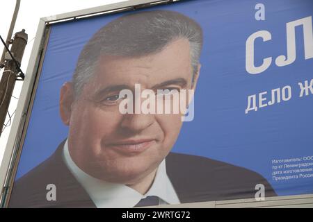 Uno striscione elettorale a sostegno di Leonid Slutsky, del partito LDPR in una delle strade di San Pietroburgo. Le votazioni nelle elezioni presidenziali della Federazione russa si svolgeranno dal 15 al 17 marzo 2024. (Foto di Maksim Konstantinov / SOPA Images/Sipa USA) Foto Stock