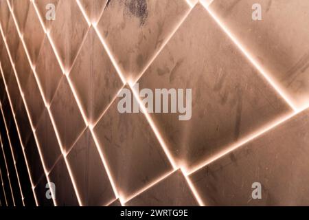 Fondo a scala di pesci a forma di diamante con struttura piastrellata della parete Foto Stock