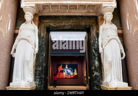 La curatrice Dr. Rebecca Birrell vede "una famiglia del XVIII secolo" di Joy Labinjo al Fitzwilliam Museum di Cambridge, che sta riaprendo al pubblico le sue cinque principali gallerie di pittura a seguito di un importante progetto di ristrutturazione e riesposizione. Con oltre 190 opere d'arte provenienti da tutta Europa, risalenti dagli anni '1600 ai giorni nostri, ciascuna delle cinque gallerie sarà incentrata su un tema che riunisce il patrimonio storico, moderno e contemporaneo in gruppi storici tradizionali. Data foto: Mercoledì 13 marzo 2024. Foto Stock