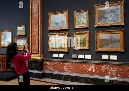 La curatrice Dr. Rebecca Birrell vede le opere di Claude Monet al Fitzwilliam Museum di Cambridge, che sta riaprendo al pubblico le sue cinque principali gallerie di pittura a seguito di un importante progetto di ristrutturazione e riesposizione. Con oltre 190 opere d'arte provenienti da tutta Europa, risalenti dagli anni '1600 ai giorni nostri, ciascuna delle cinque gallerie sarà incentrata su un tema che riunisce il patrimonio storico, moderno e contemporaneo in gruppi storici tradizionali. Data foto: Mercoledì 13 marzo 2024. Foto Stock