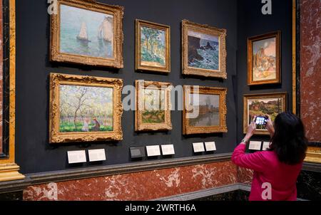 La curatrice Dr. Rebecca Birrell vede le opere di Claude Monet al Fitzwilliam Museum di Cambridge, che sta riaprendo al pubblico le sue cinque principali gallerie di pittura a seguito di un importante progetto di ristrutturazione e riesposizione. Con oltre 190 opere d'arte provenienti da tutta Europa, risalenti dagli anni '1600 ai giorni nostri, ciascuna delle cinque gallerie sarà incentrata su un tema che riunisce il patrimonio storico, moderno e contemporaneo in gruppi storici tradizionali. Data foto: Mercoledì 13 marzo 2024. Foto Stock