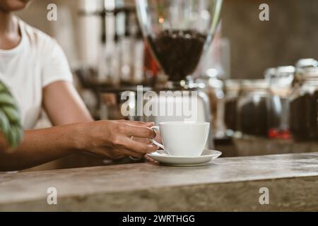 Barista che serve un caffè al cliente presso la caffetteria. Foto Stock