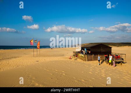 Bar sulla spiaggia, Praia da Bordeira, Carrapateira, Algarve, costa occidentale, oceano Atlantico, Portogallo Foto Stock