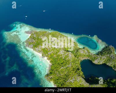 Spiaggia di Banul con sabbia bianca e barche. Black Lake a Coron, Palawan. Filippine. Foto Stock