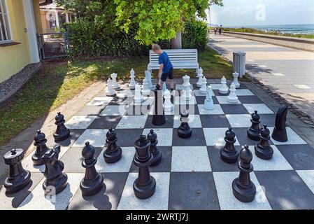 Scacchi per tempo libero sul lungomare di Kuehlungsborn, Meclemburgo-Vorpommern, Germania Foto Stock