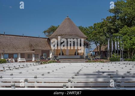 Padiglione musicale nel giardino dei concerti sul lungomare di Kuehlungsborn, Meclemburgo-Vorpommern, Germania Foto Stock