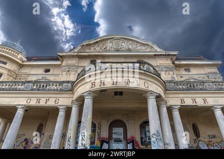 Vista dettagliata dell'ex Villa Baltica, costruita in stile neo-barocco tra il 1910 e il 1912, non ancora restaurata, Ostseeallee 44, Kuehlungsborn Foto Stock