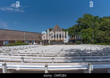 Padiglione musicale nel giardino dei concerti sul lungomare di Kuehlungsborn, Meclemburgo-Vorpommern, Germania Foto Stock