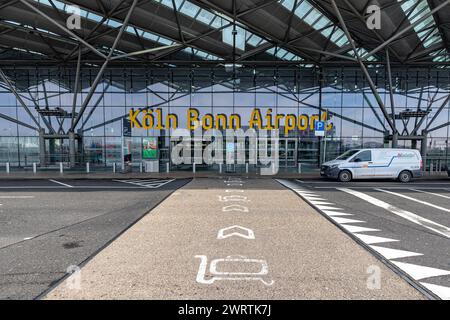 Aeroporto Flugstreik am Flughafen Köln Bonn. Der Gewerkschaft Ver.di Streik des Sicherheitspersonals Hat an den deutschen Flughäfen begonnen. Zahlreiche Flüge wurden gestrichen. Flugreisende müssen nach Alternaitven schauen. 14.03.2024 Köln NRW Deutschland *** sciopero di volo all'aeroporto di Colonia-Bonn lo sciopero Ver di union da parte del personale di sicurezza è iniziato negli aeroporti tedeschi numerosi voli sono stati cancellati i viaggiatori aerei devono cercare alternative 14 03 2024 Colonia NRW Germania Copyright: XBonn.digitalx/xMarcxJohnx Foto Stock