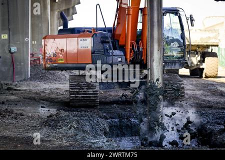 Anversa, Belgio. 14 marzo 2024. L'immagine mostra un momento di stampa di Lantis, responsabile delle costruzioni di Oosterweel, per definire lo stato delle cose per la costruzione dell'autostrada sulla riva destra del fiume Schelda, ad Anversa, giovedì 14 marzo 2024. La costruzione di una tangenziale temporanea vicino allo Sportpaleis inizierà presto. BELGA FOTO DIRK WAEM credito: Belga News Agency/Alamy Live News Foto Stock