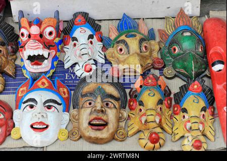 Parete con una serie di maschere colorate e artistiche come decorazione, Bhairahawa, Nepal Foto Stock