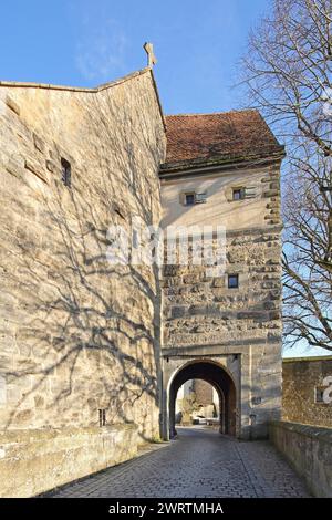 Klingenbastei con porta della città e ponte ad arco in pietra come parte delle fortificazioni storiche della città, la chiesa Wolfgangskirche, le mura della città, Rothenburg ob der Foto Stock