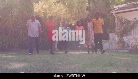 Famiglia afroamericana di tre generazioni che si tiene per mano chiedendo insieme nel giardino Foto Stock